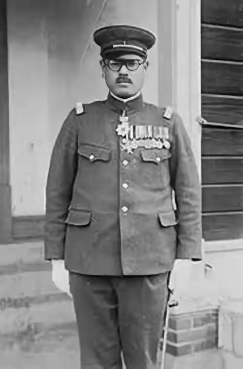 1945年8月，日本投降的消息传到长春，一个叫岸谷隆一郎的日本军官在家里做了一件