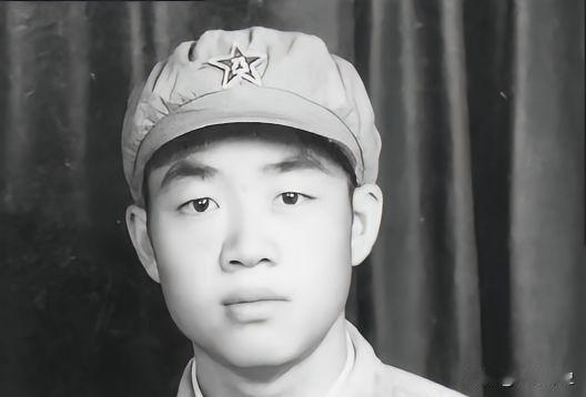 1951年的抗美援朝战场上，一名年仅15岁的新兵正蹲在大炮旁擦拭炮身，百无聊赖间