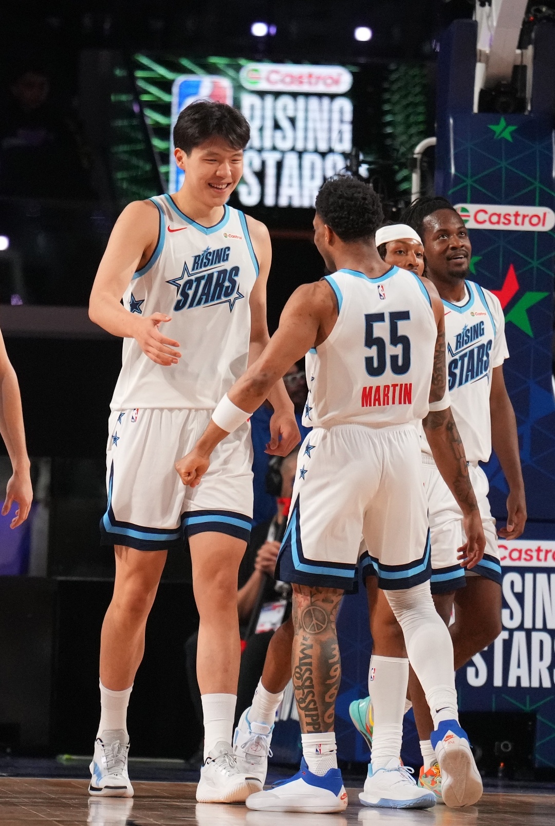 杨瀚森发图纪念全明星之旅，如果我没记错的话这是他第一次发图官宣女友？ 