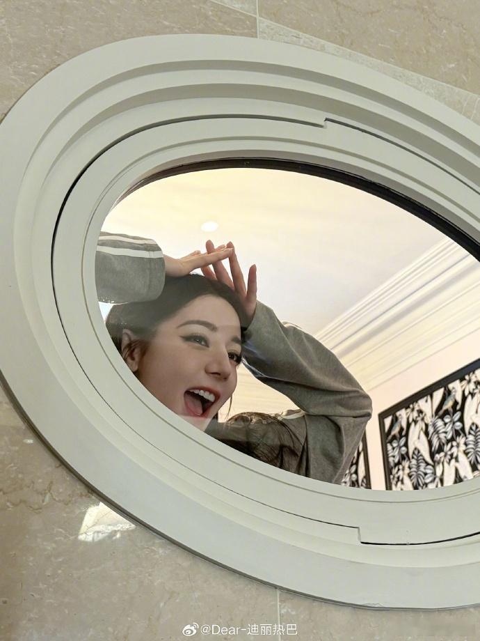 迪丽热巴探头猫猫  迪丽热巴躲猫猫比OK  看到迪丽热巴在躲猫猫活动中做出探头猫