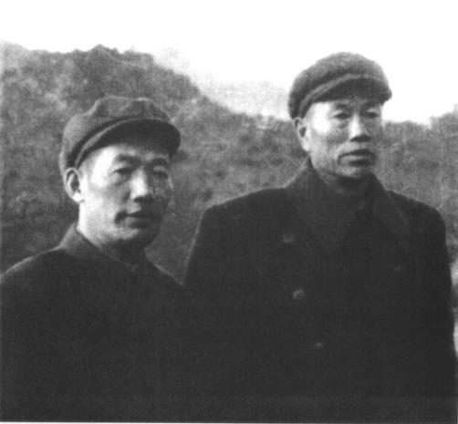 邓华(右)、杜平在志愿军总部合影。