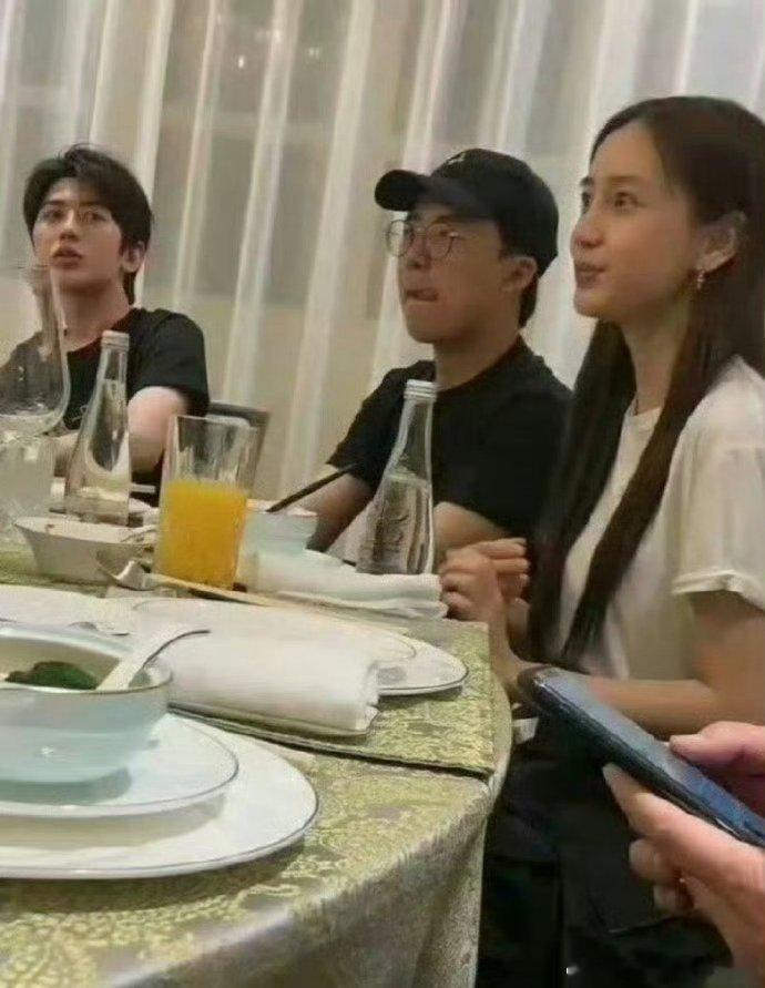 杨颖和杨幂饭局都是纯素颜 ，真是打心底的自信[打call] 