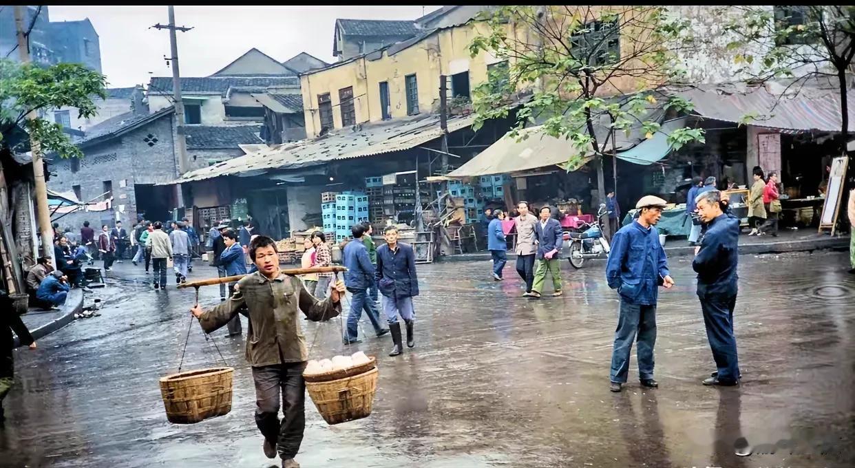 那会还是四川重庆，具体不知道是哪？看着稍许破旧，但就莫名喜欢这种感觉，如同一部时