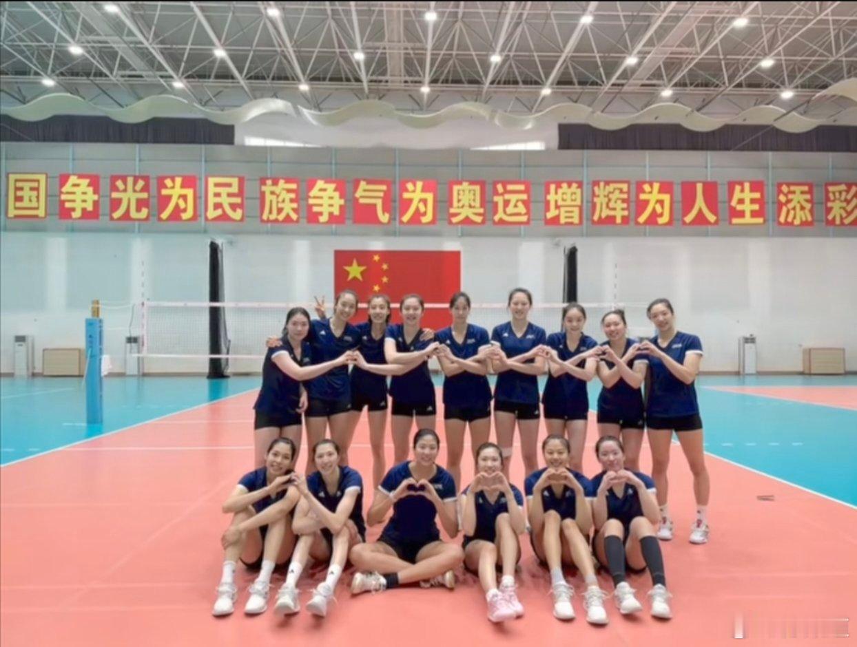 中国女排2025女排世锦赛王梦洁分享女排世锦赛前在国内集训最后一练的大合影。明天