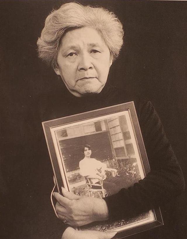 1949年，钟浩东被捕，3天3夜的审问，使他精神有些恍惚。第4天，他突然出现了幻