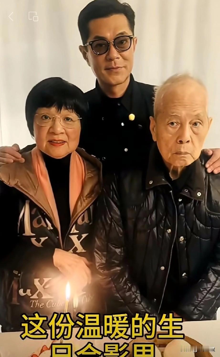 古天乐很尊重长辈
始终是把父母放在心上的孝顺儿子

这张温暖的的生日合影照里藏着