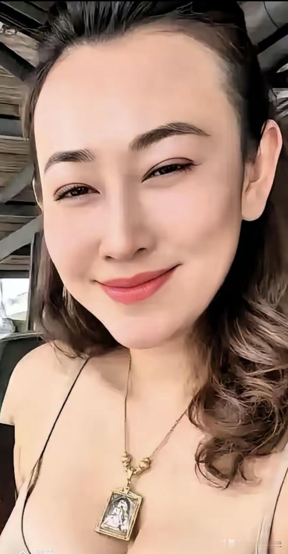 《阿赞初的圆餐桌，荒唐
         到极点。》
       泰警方逮捕阿
