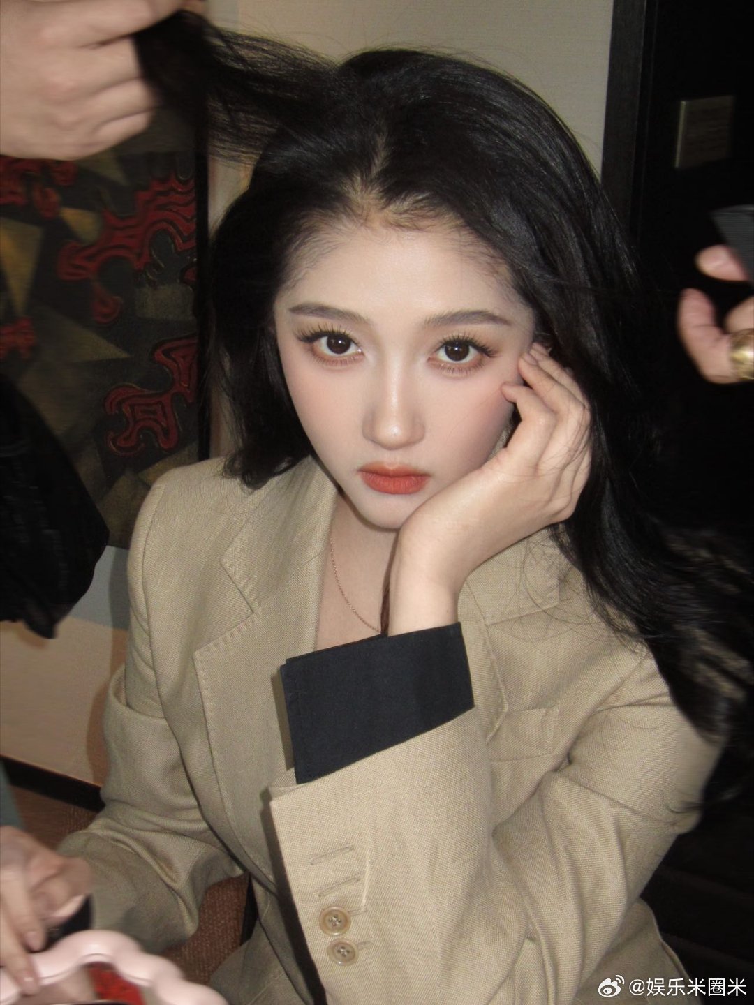 关晓彤 至今不知道腿长的坏处 关晓彤真的太会穿！MaxMara活动驼色西装短裤造