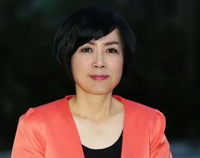 黄智贤政治立场的改变是个大的转变，从统派人士成为非统派人士！也就是说黄智贤彻底不