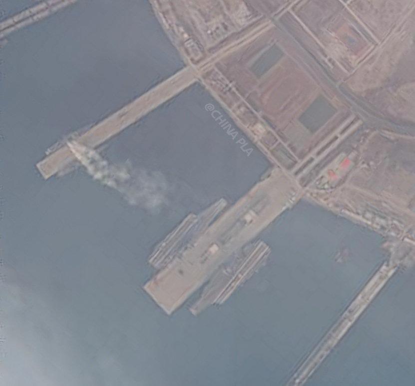 万众瞩目的福建舰又传来好消息！
从网传的卫星图看出，停泊在青岛港的福建舰甲板已经