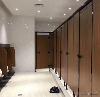 不讲武德？广东东莞，一男子寂寞难耐，和一女子约在公共厕所里做不光彩的交易，完事之