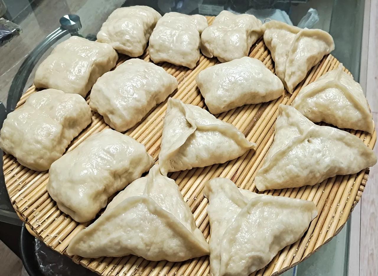媳妇蒸的枣花馍和糖三角，严重怀疑发面的时候忘了放酵母了！


媳妇厨艺不精，但是