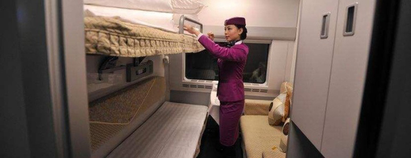 【#12306回应高级动卧乘坐一站8分钟420元#：铁路局统一定价】据极目新闻报