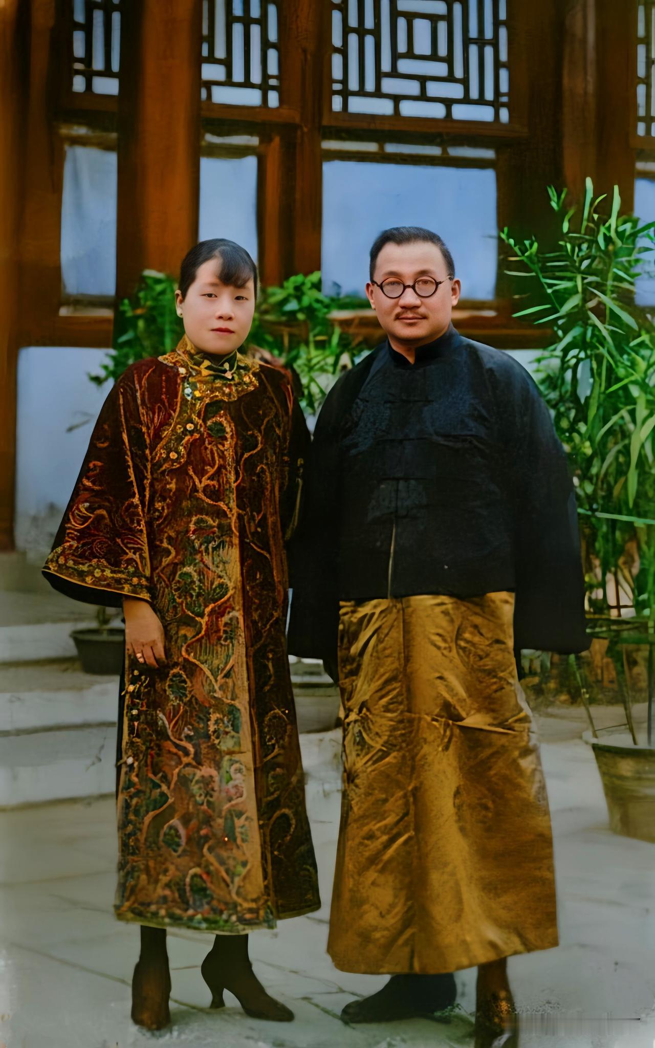 这是1914年宋霭龄和丈夫孔祥熙在日本横滨留下的一张老照片，这绝非演戏，也并非电