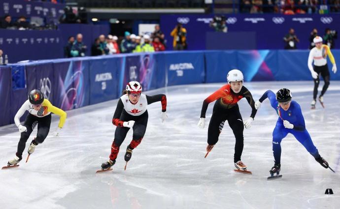 【武大靖说失误确实不应该】米兰冬奥会短道速滑男女混合团体接力决赛A，中国队在第5