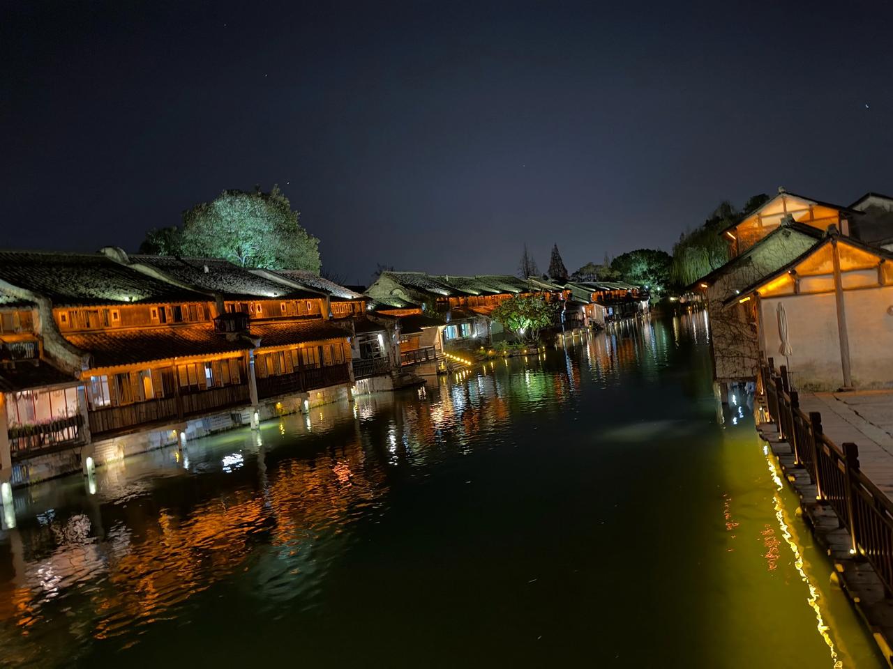 乌镇夜景是手机拍不出的美！随处可见古风小哥哥小姐姐，恍若隔世的美！
看了半场露天