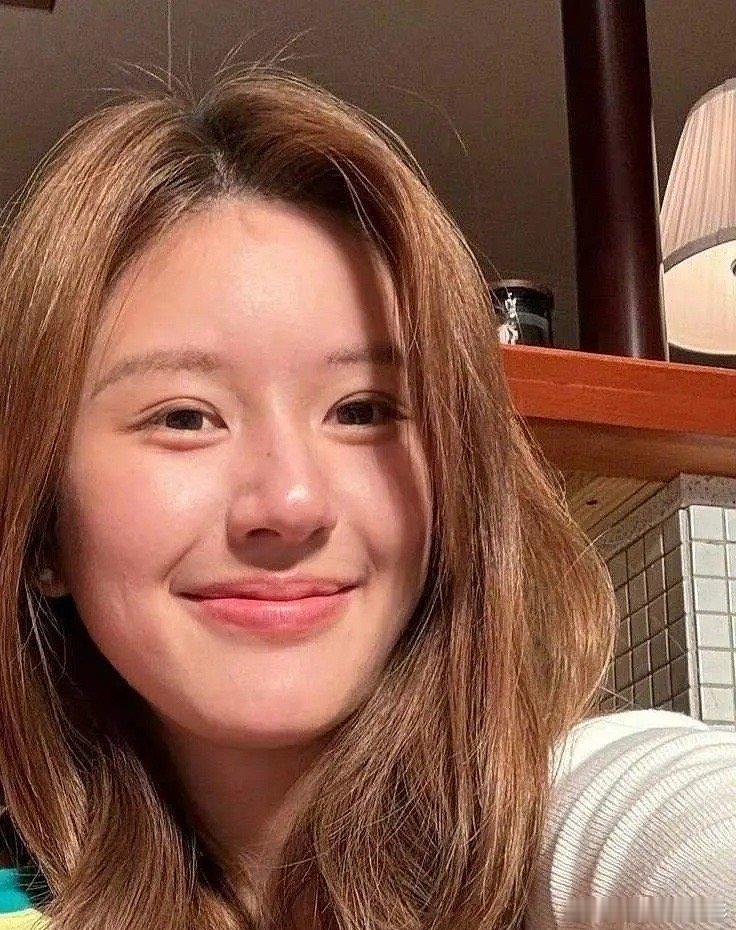 赵露思最新的素颜自拍，还蛮真实的[闭嘴] ​​​