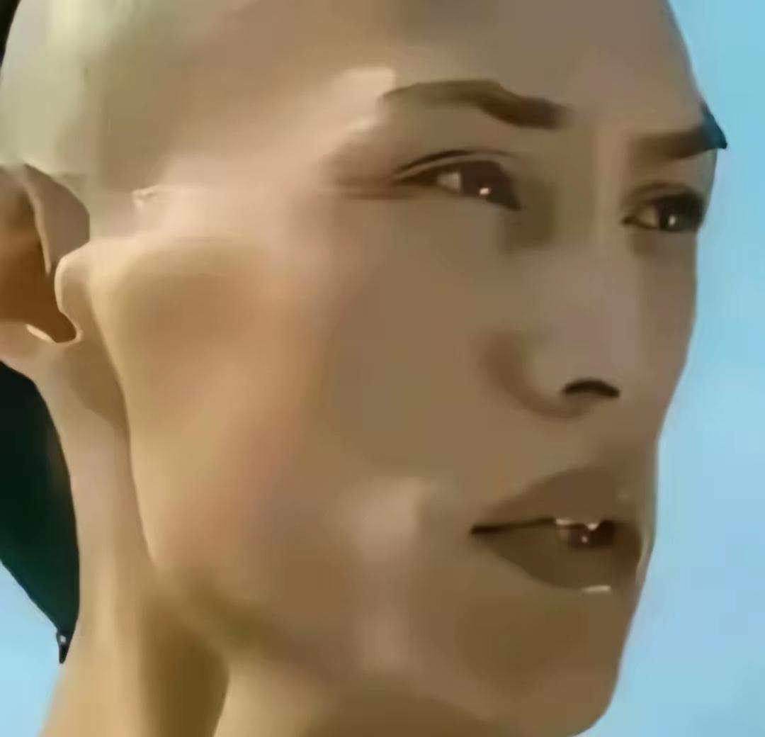 他年轻的时候很丑，一点也没有男人味
你们认识吗？
他现在已经50多岁了，越来越帅