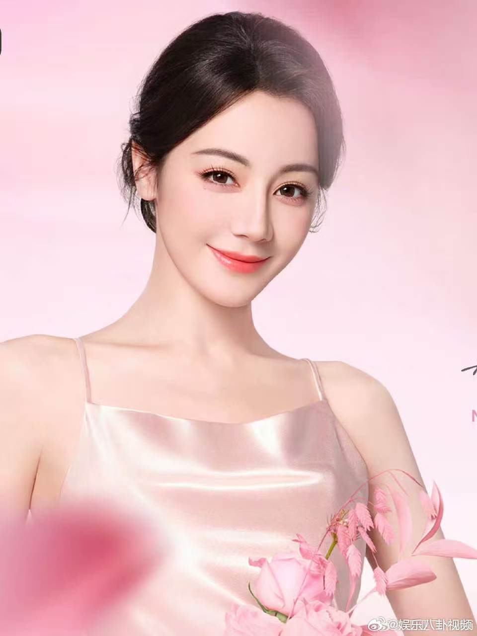 迪丽热巴化过最香的妆 迪丽热巴最香的妆比春天先来的是热巴的香气！！ 