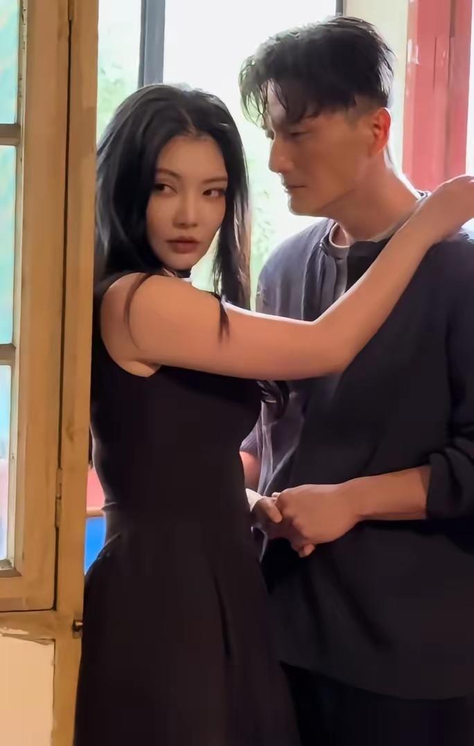 告别了前男友蒲巴甲，徐冬冬找了个专演坏人的未婚夫。徐冬冬的名气就不算大了，可她的