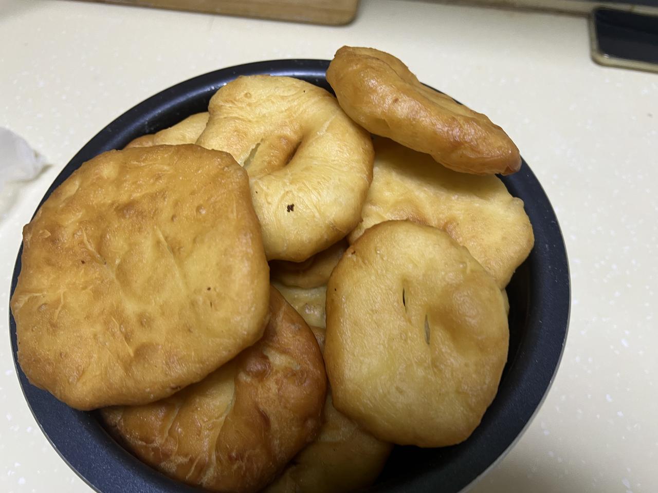 本来今天早上已经把炸油饼和麻花儿的面已经和好了，今天下午看着面醒发的非常的好。