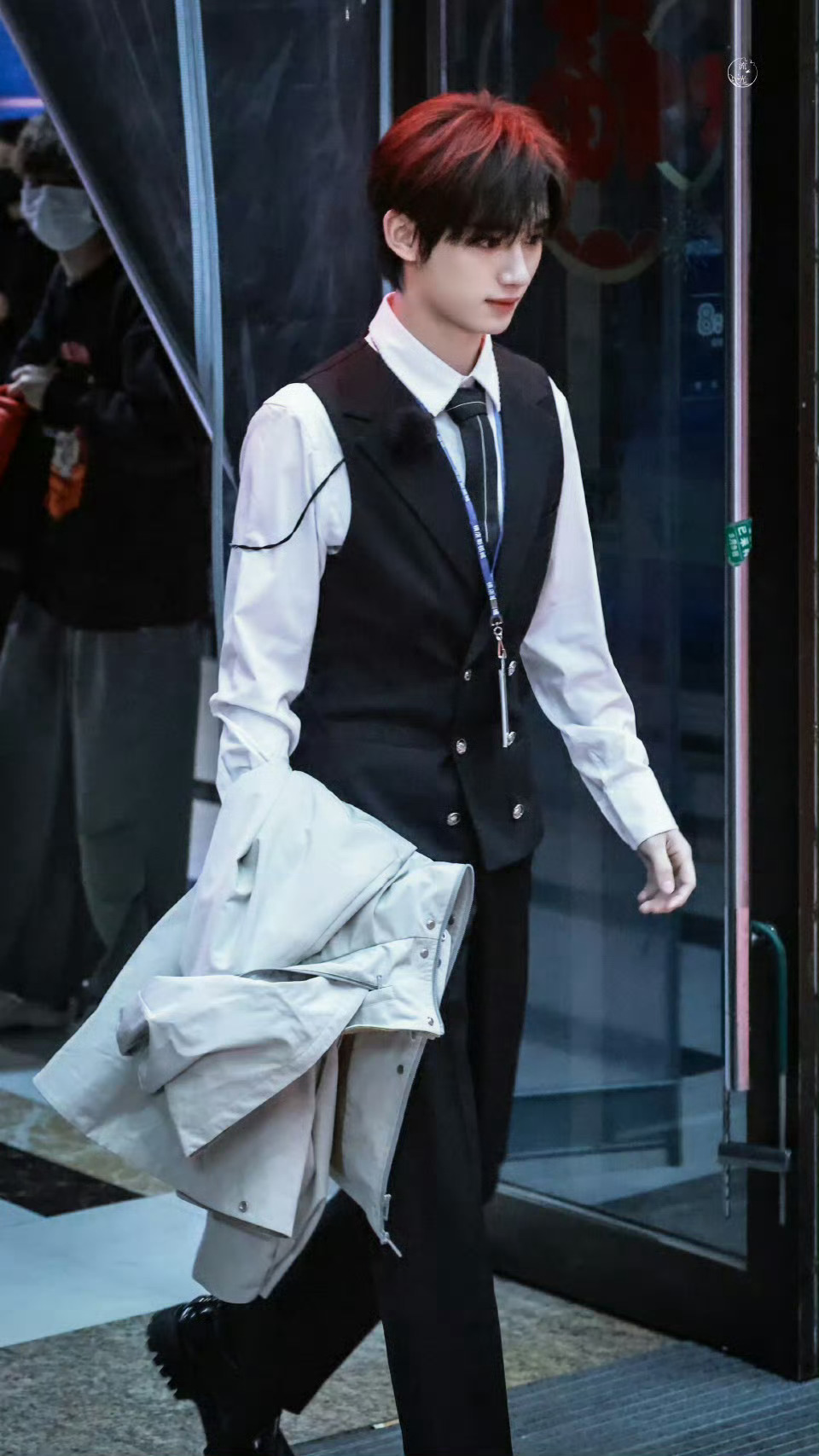 好想把制服焊在丁程鑫身上🥺 丁程鑫制服帅成这样