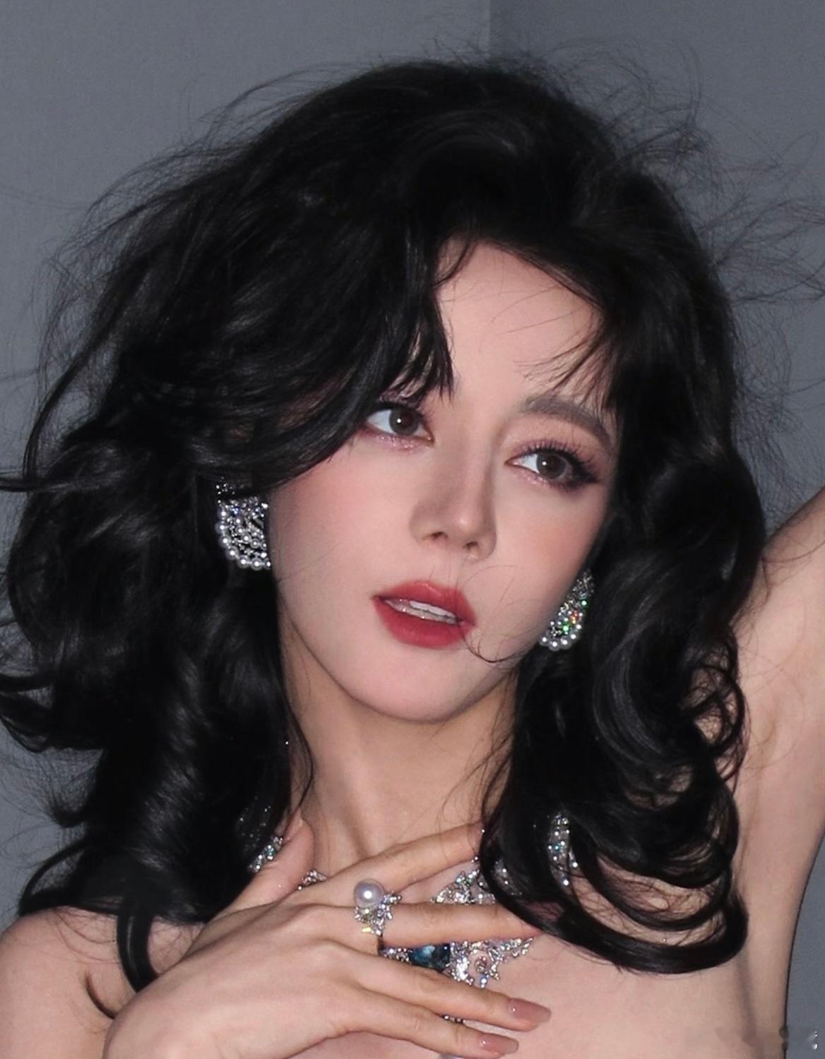 迪丽热巴森林冰火人造型迪丽热巴森林冰火人 啊啊啊时尚圈都这么抽象的吗！怎么这么抽