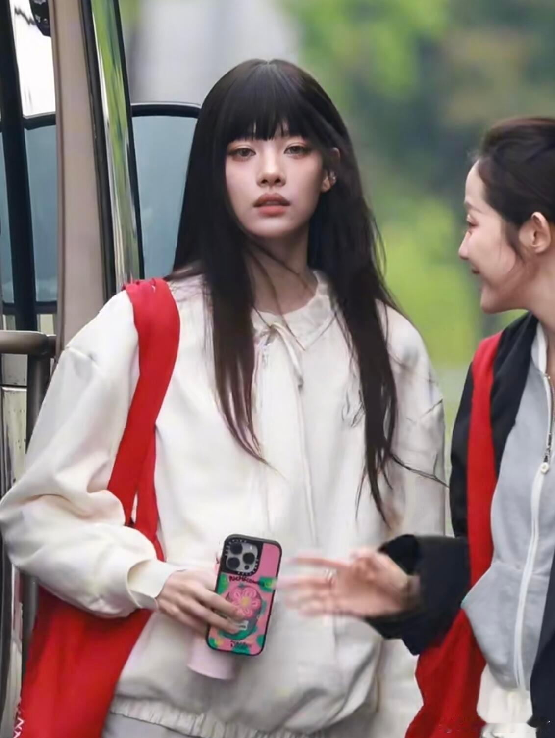 张艺上有刘海以为是hanni 看动态更绝！歪头杀+比耶手，完全复刻Hanni的招