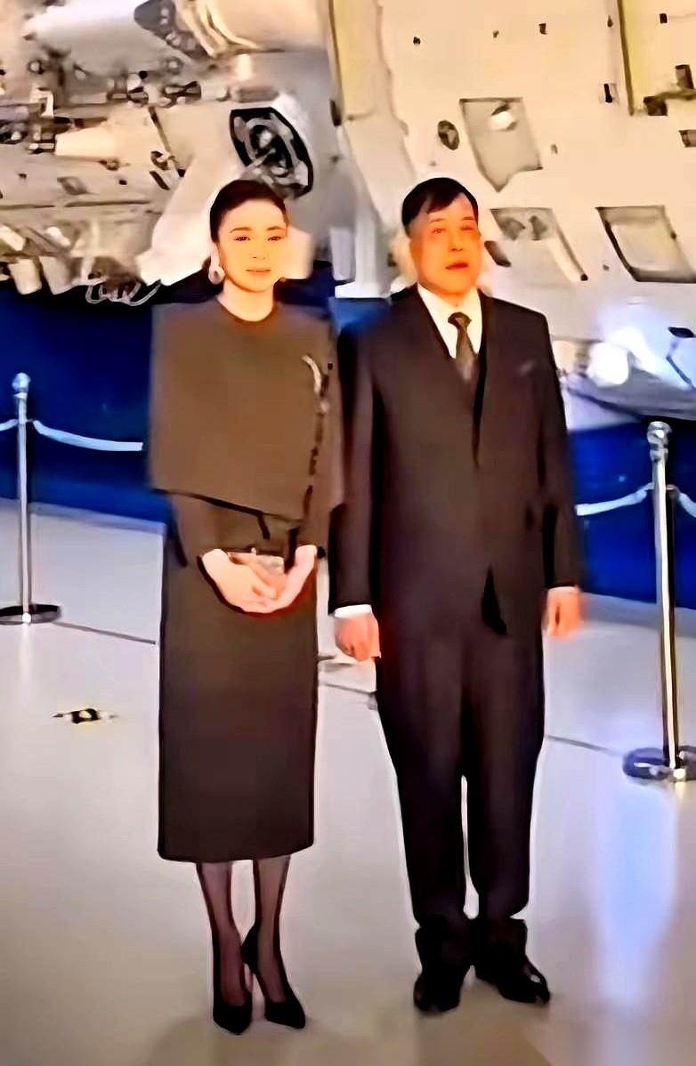 第一眼看到的真的不是脸，是那个胸针。
讲真，苏提达这次这一身，绝了。
特别是胸口