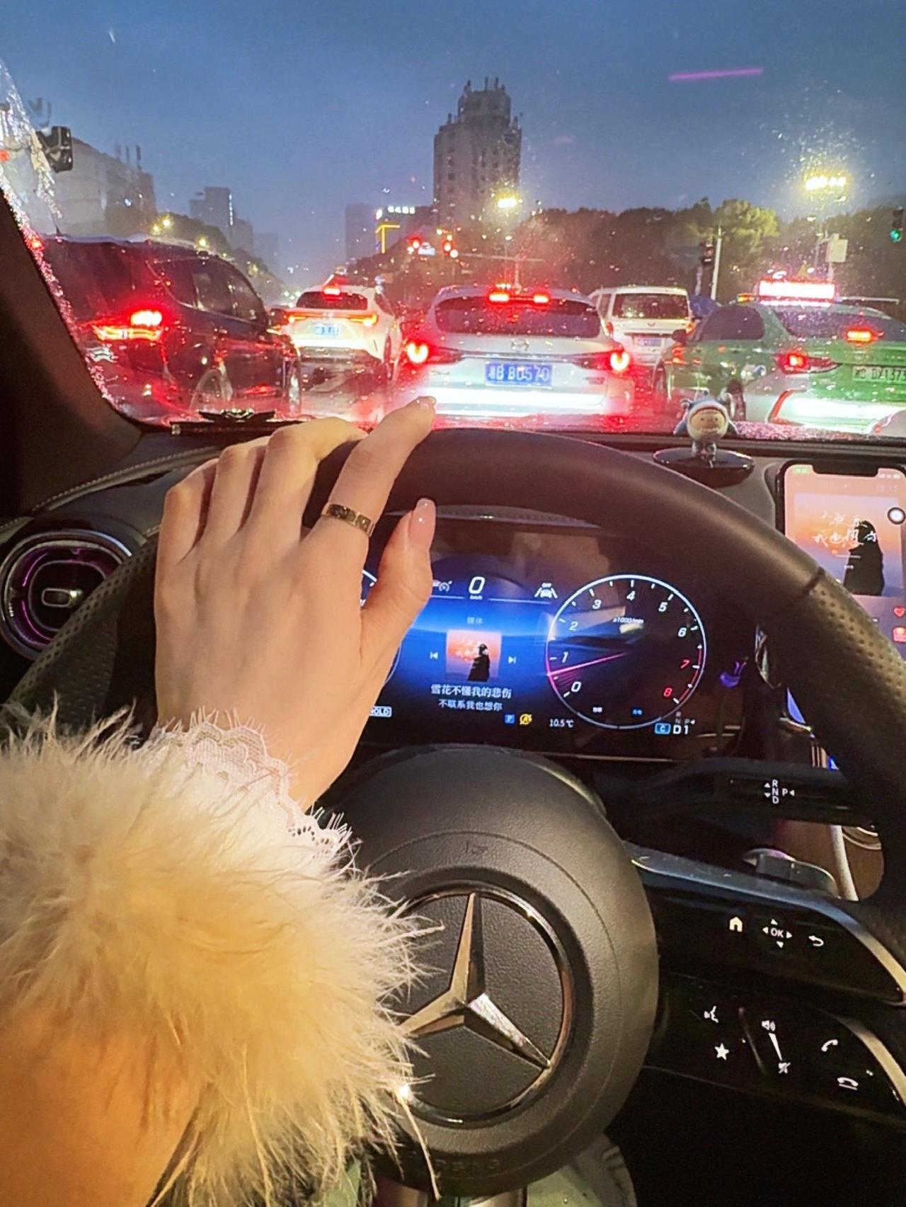 喜提早出晚归，迎接泼天的富贵
新年的砖，要开心地搬再好的副驾驶不如自己手握方向盘