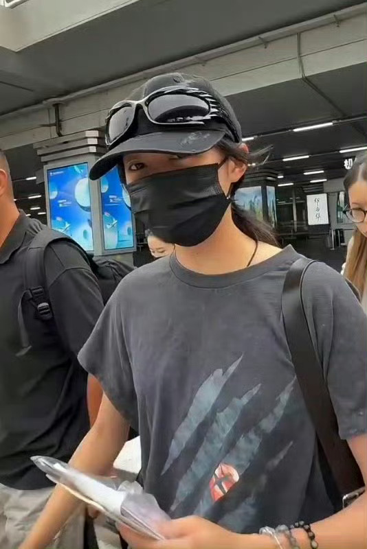 关晓彤晒黑了大夏天拍戏很难不晒黑，晒黑了晓彤还是最美的[抱一抱] ​​​
