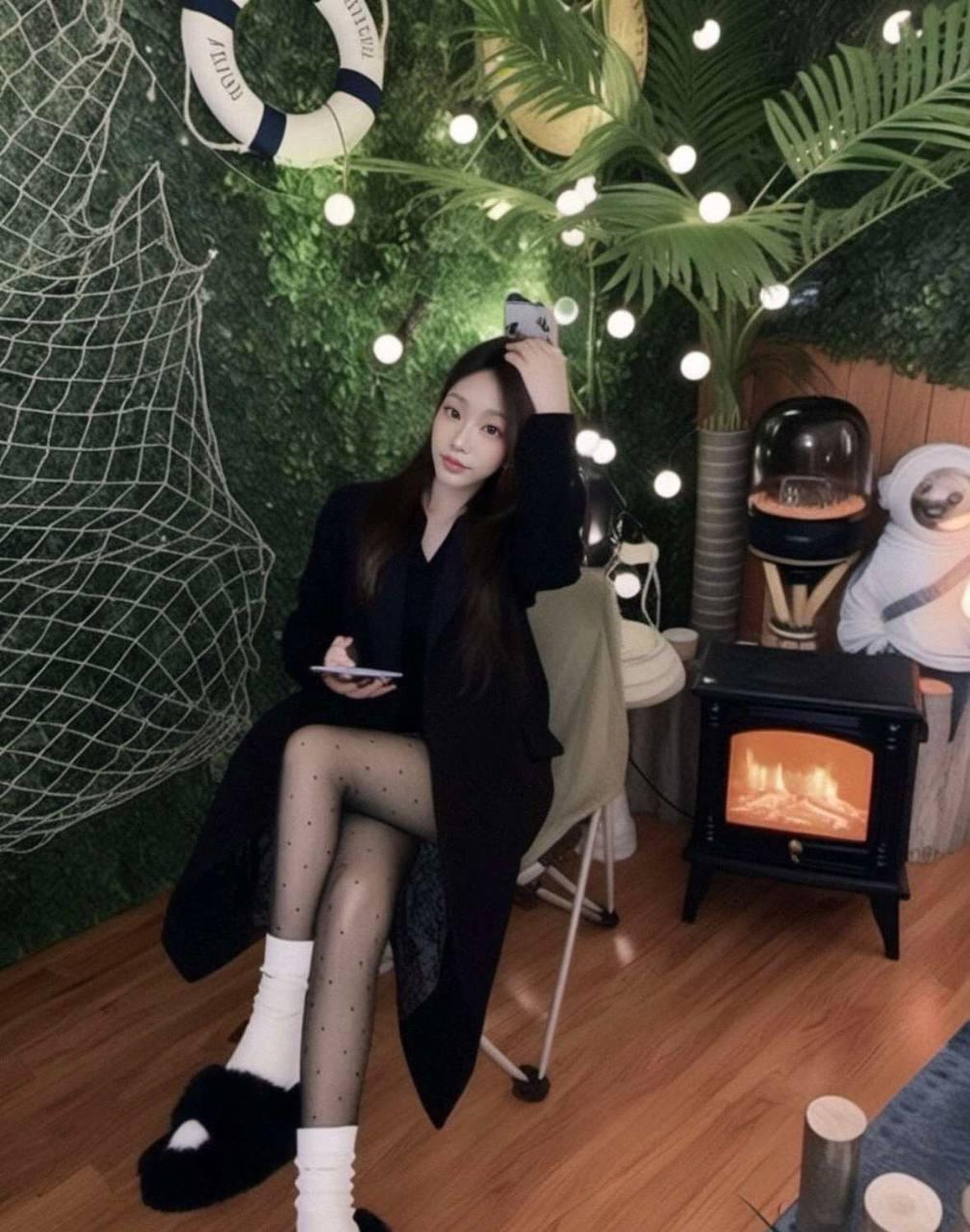 灯影摇曳处，美人如画来。
在江南烟雨的旧时光里，我披一袭蓝棕晕染的云裳，倚着古园