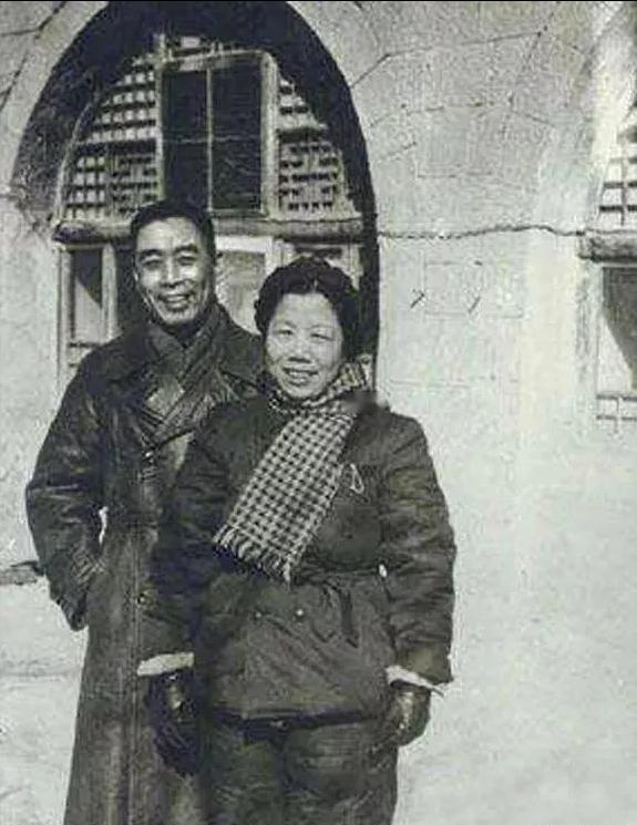 1949年，45岁仍没有孩子的邓颖超同志，来到协和医院检查身体，医生说：“我能治