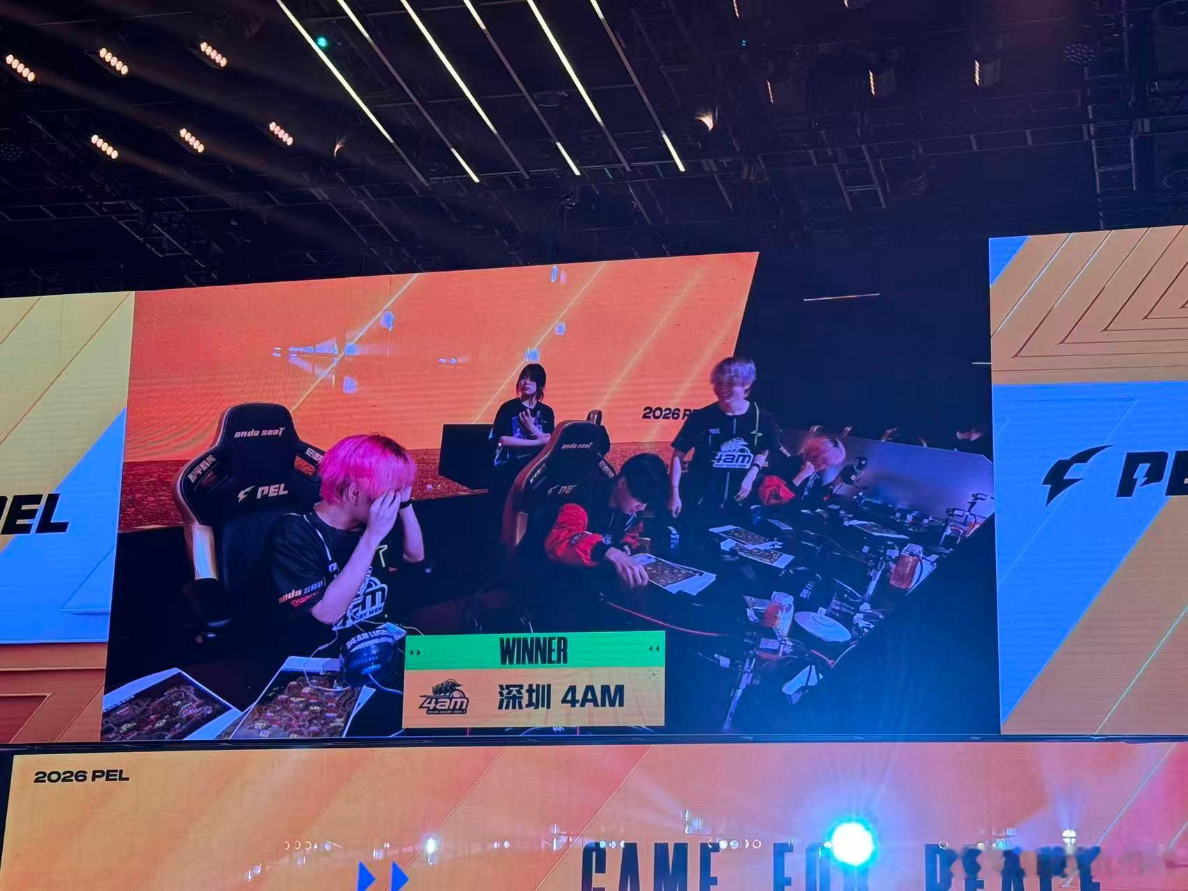 4AM单日双鸡4AM三连暴走吃鸡火力全开！4AM单日双鸡达成，三连暴走手感滚烫，