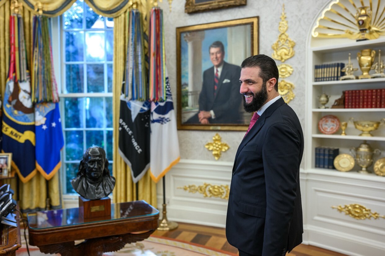 特朗普在白宫会见叙利亚临时总统沙拉，看会见方式，不是正常的领导人并排而坐，更像是