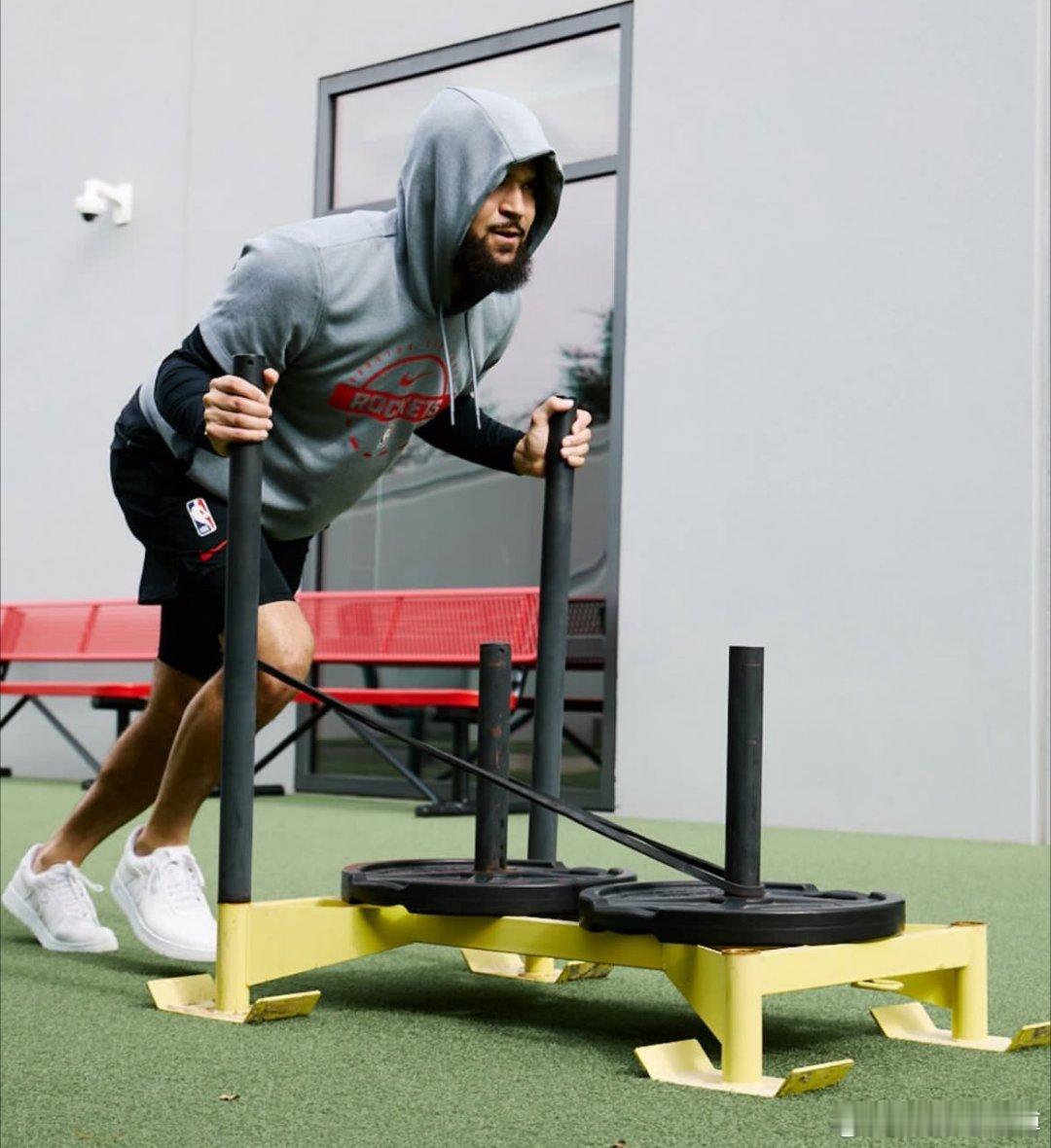 范弗利特发布ins：努力充电中。。。休斯敦火箭休斯敦火箭