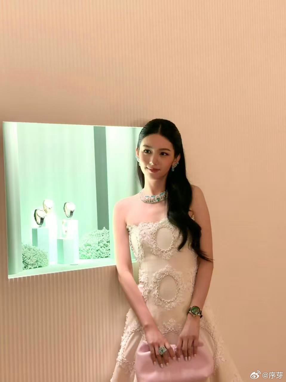 周也完全千金大小姐 周也的千金风真的焊在身上了，每一次亮相都让人眼前一亮，白色系