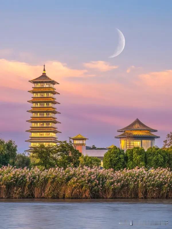 看到“醒赏飞霞静赏月”这个上联，瞬间就被那种动静结合的意境吸引了。上联里“醒”和