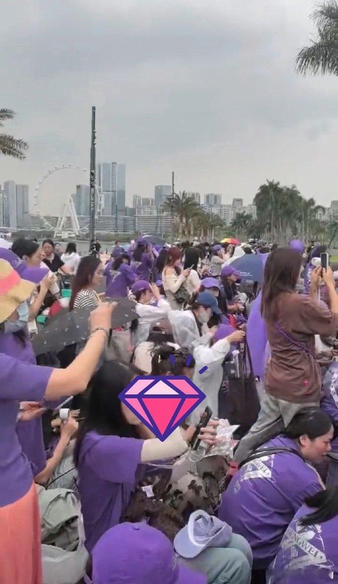 邓为连续两年受邀参加五四晚会邓为录制五四晚会线下人气 邓为连续两年受邀参加五四晚