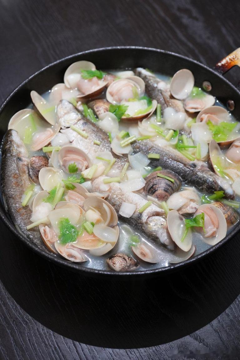自己炸了点油鸡枞，没那么干，虽然保质期短了，但更香更甜😋 百合买多了，好在它可