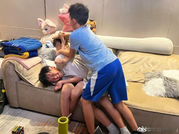 刘畊宏天生带娃圣体 从室内玩到户外，刘畊宏带三娃活力爆棚，运动感十足的亲子时光超