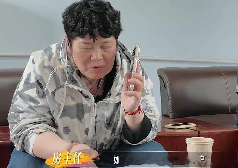 脱口秀演员房绍莉（房主任）在节目中分户遭拒，引发全网热议。
此事的核心关键，是她