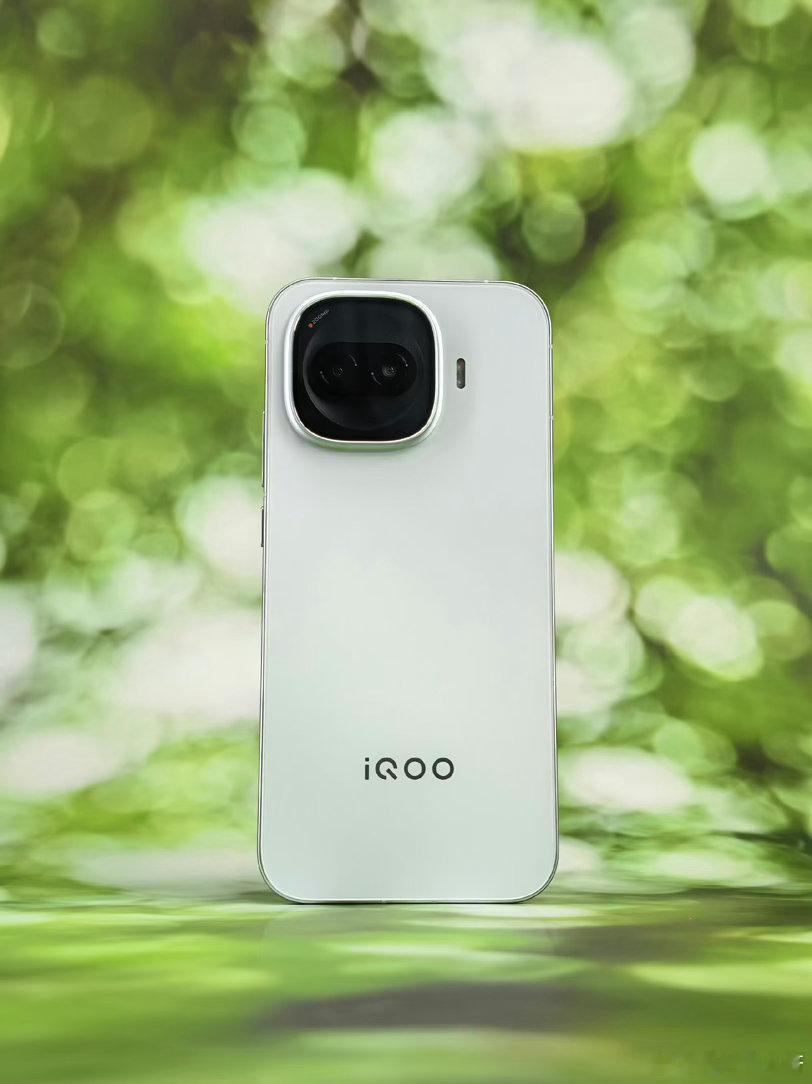 iQOO Z11 Turbo握持手感好，日常刷剧打游戏体验好，帧率稳，内置大电池