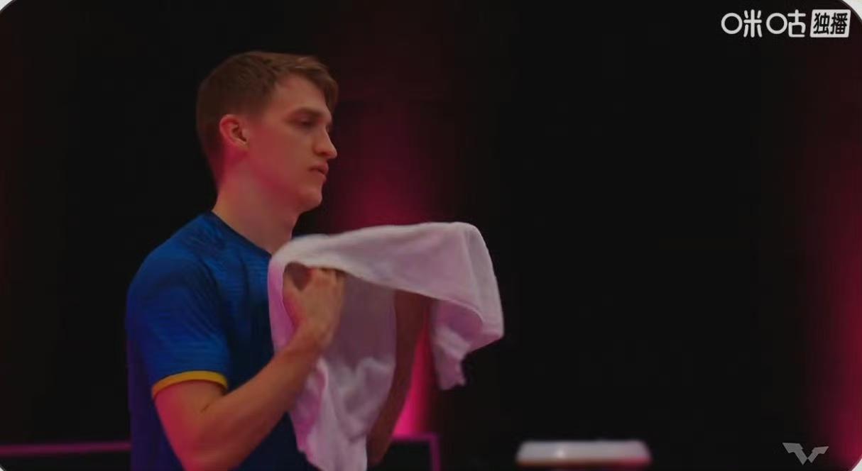 第一局宇田幸矢🇯🇵12-10先胜安东·卡尔伯格🇸🇪！
结果第二局变成了安