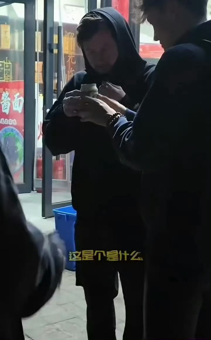 AlanWalker说豆汁的味道很神奇 没喝过豆汁的人跃跃欲试，喝过的人微笑不语