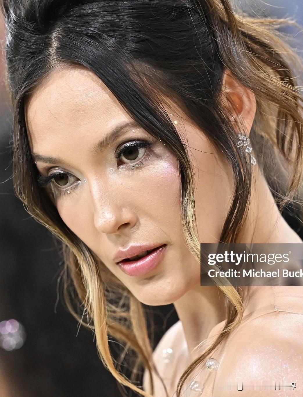 谷爱凌现身2026年Met Gala，简直惊艳全场！她身着Iris van He