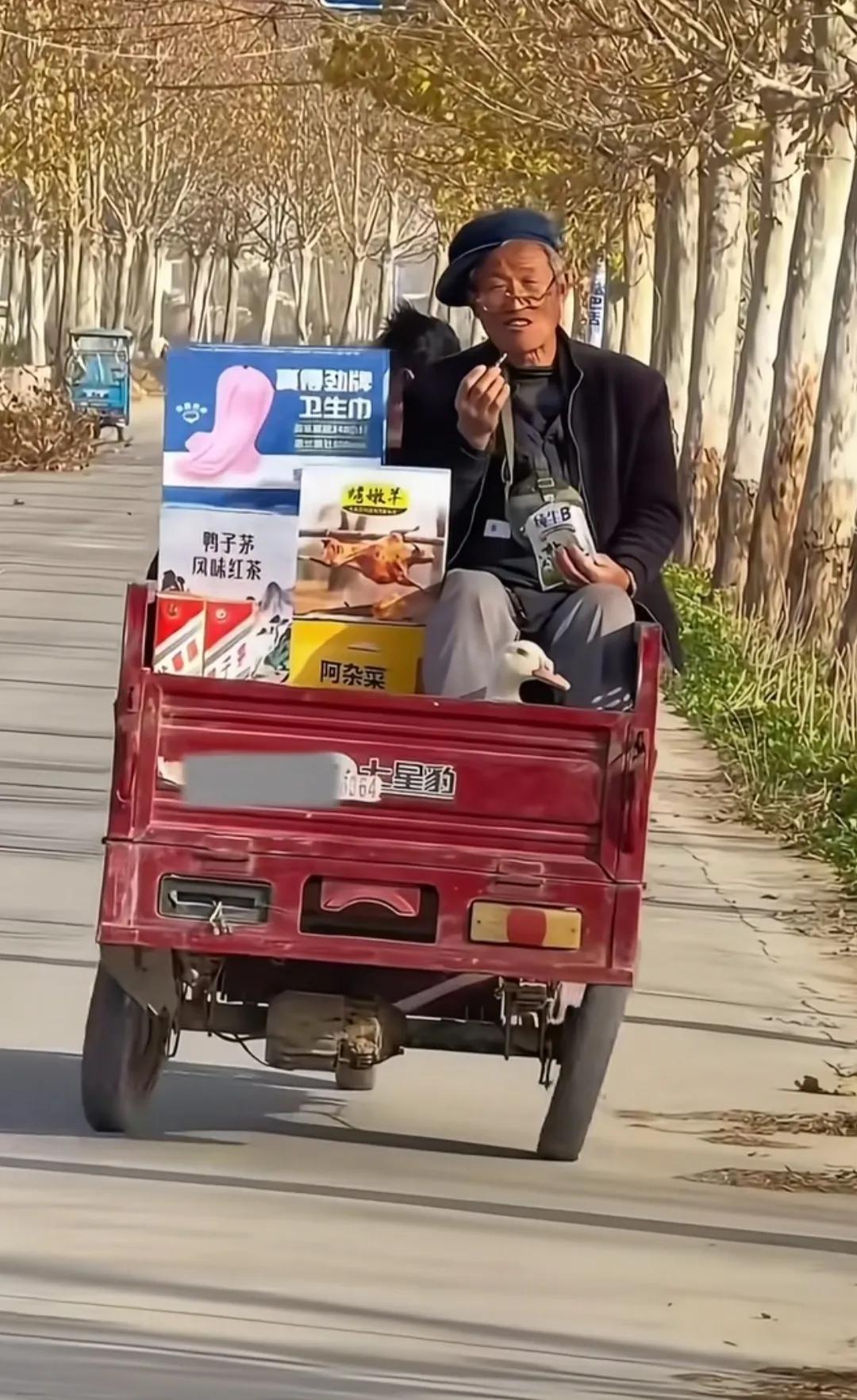 仔细一看，这一车东西没一个正经玩意儿！