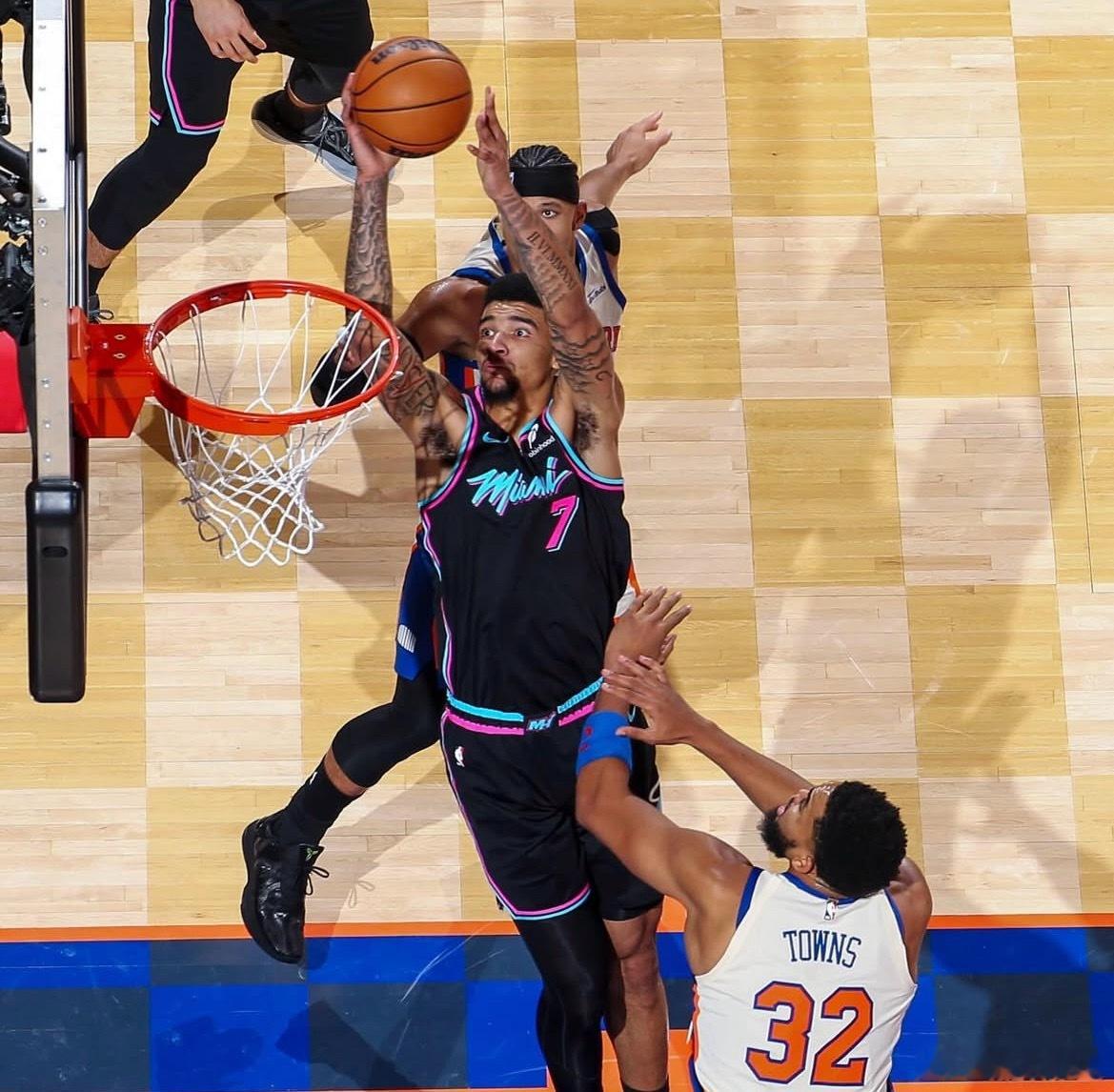 阿德巴约啊你硬一点吧，你是在演韦尔吗热火vs尼克斯新赛季篮不住