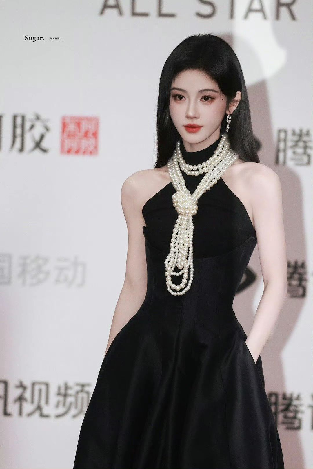 珍珠为冕，女王归来。时隔9年鞠婧祎再登星光大赏，冷冽黑色长裙+大串珍珠项链，化身