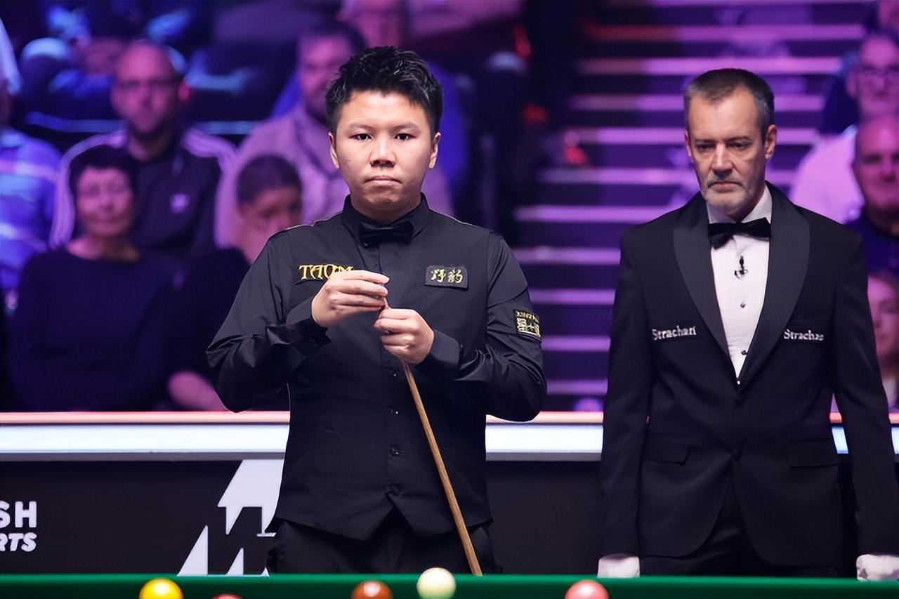 斯诺克英锦赛正赛首轮最后登场的两位中国球员一胜一负，周跃龙以6-4击败八冠王奥沙